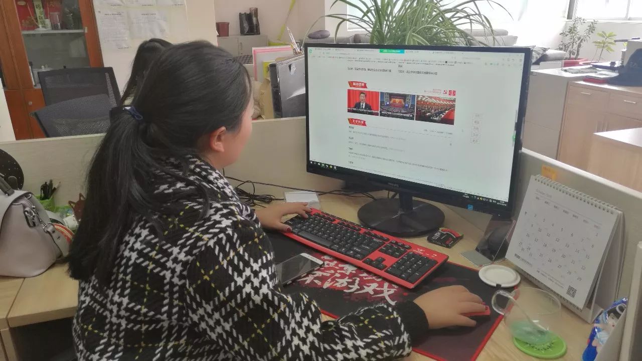 每一篇光鲜亮丽的推文背后，都有一群快秃顶的小编~