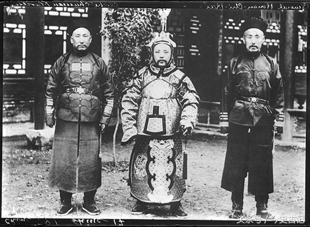 1915年12月12日，袁世凯宣布次年改元洪宪，准备即皇帝位