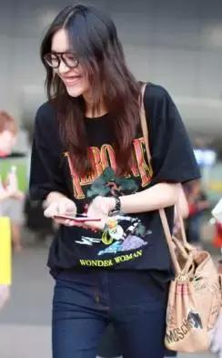 刘雯每月收入多少钱,刘雯收入2018排第几