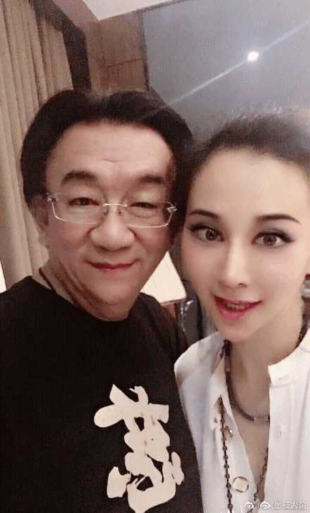 侯耀华送年轻女徒弟的名牌包,侯耀华送女徒弟奢侈品包包