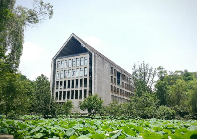 川美，看起不像是读书的地方