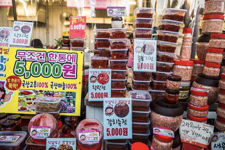 这里是韩国最传统的市场，不仅有美食还有免税店