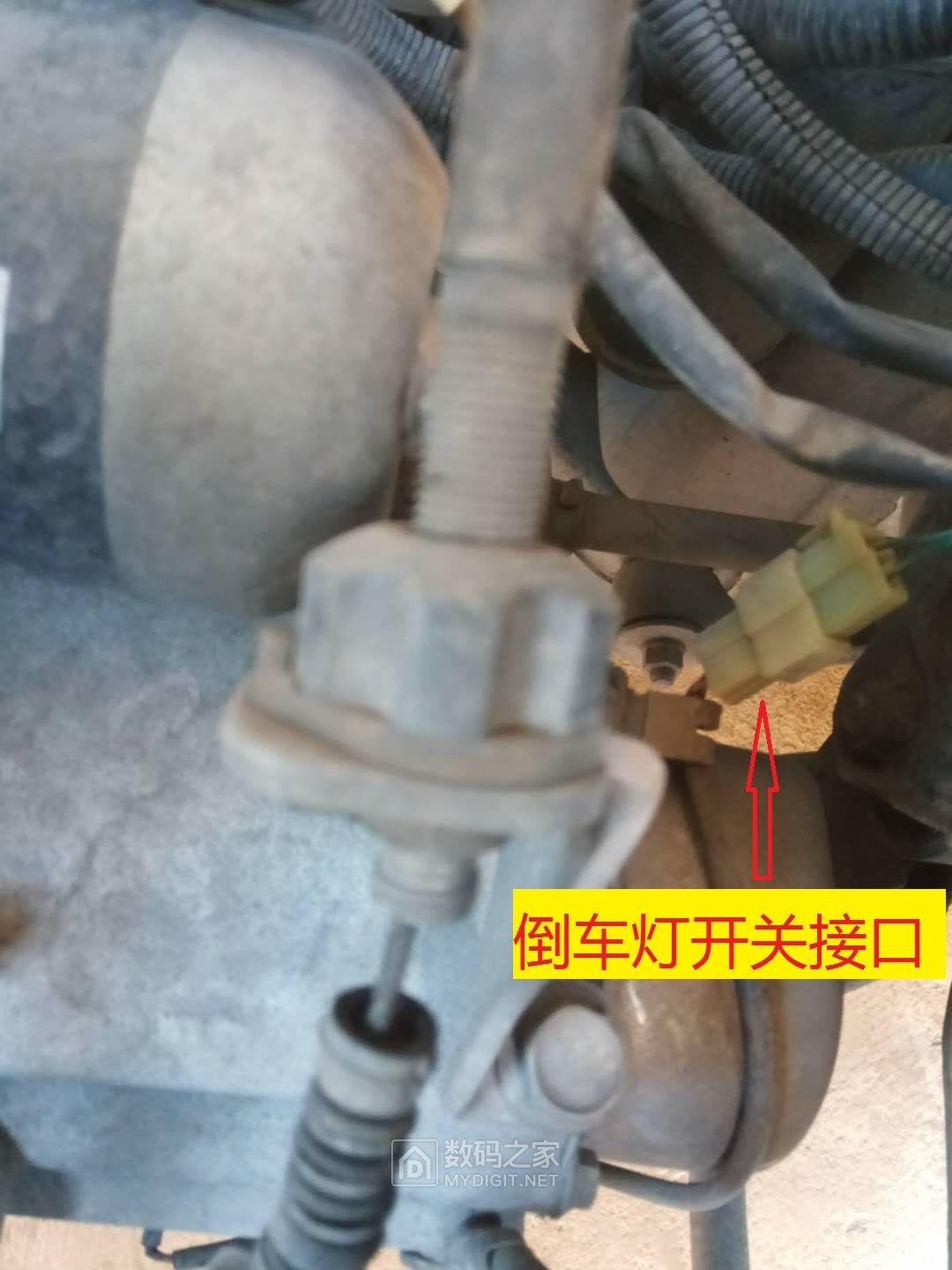 夏利刹车灯不亮的修理方法,夏利倒车灯常亮