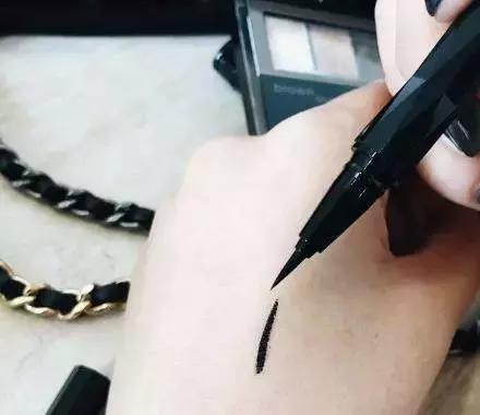 五十块钱买一个香奈儿,一万块钱香奈儿能买到啥