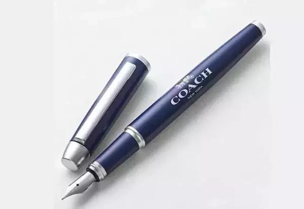 日本便利店已被代购掏空！听说这本50块杂志免费送一套COACH笔！