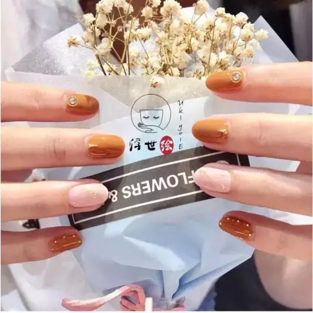 2022年美甲款式图片短指甲显白夏,2021最火美甲显白颜色短指甲款式