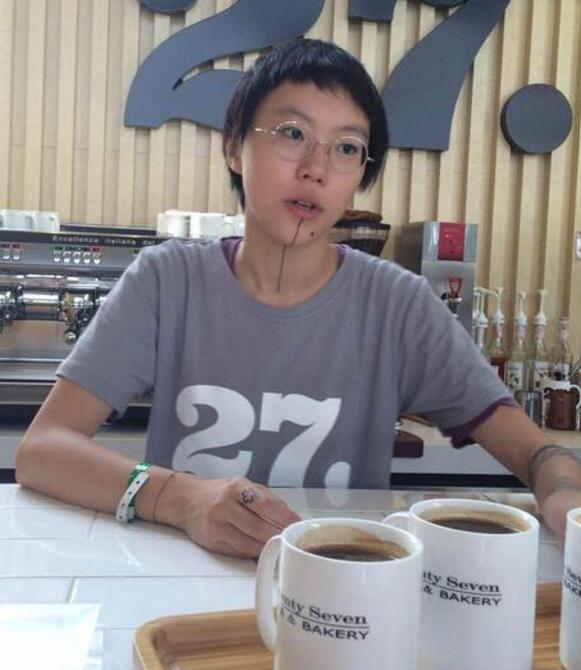 窦靖童光头造型曝光,敢于剃光头的女孩