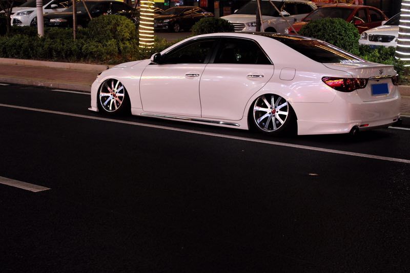 受玩车老爸影响从小就喜欢改装，长大后把锐志改成撩妹大后超！