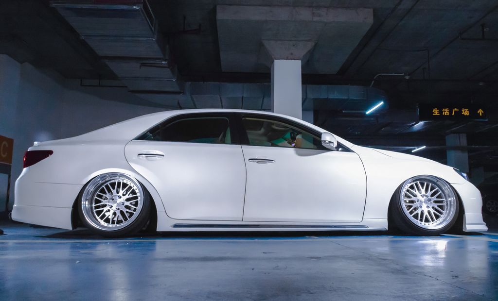 受玩车老爸影响从小就喜欢改装，长大后把锐志改成撩妹大后超！