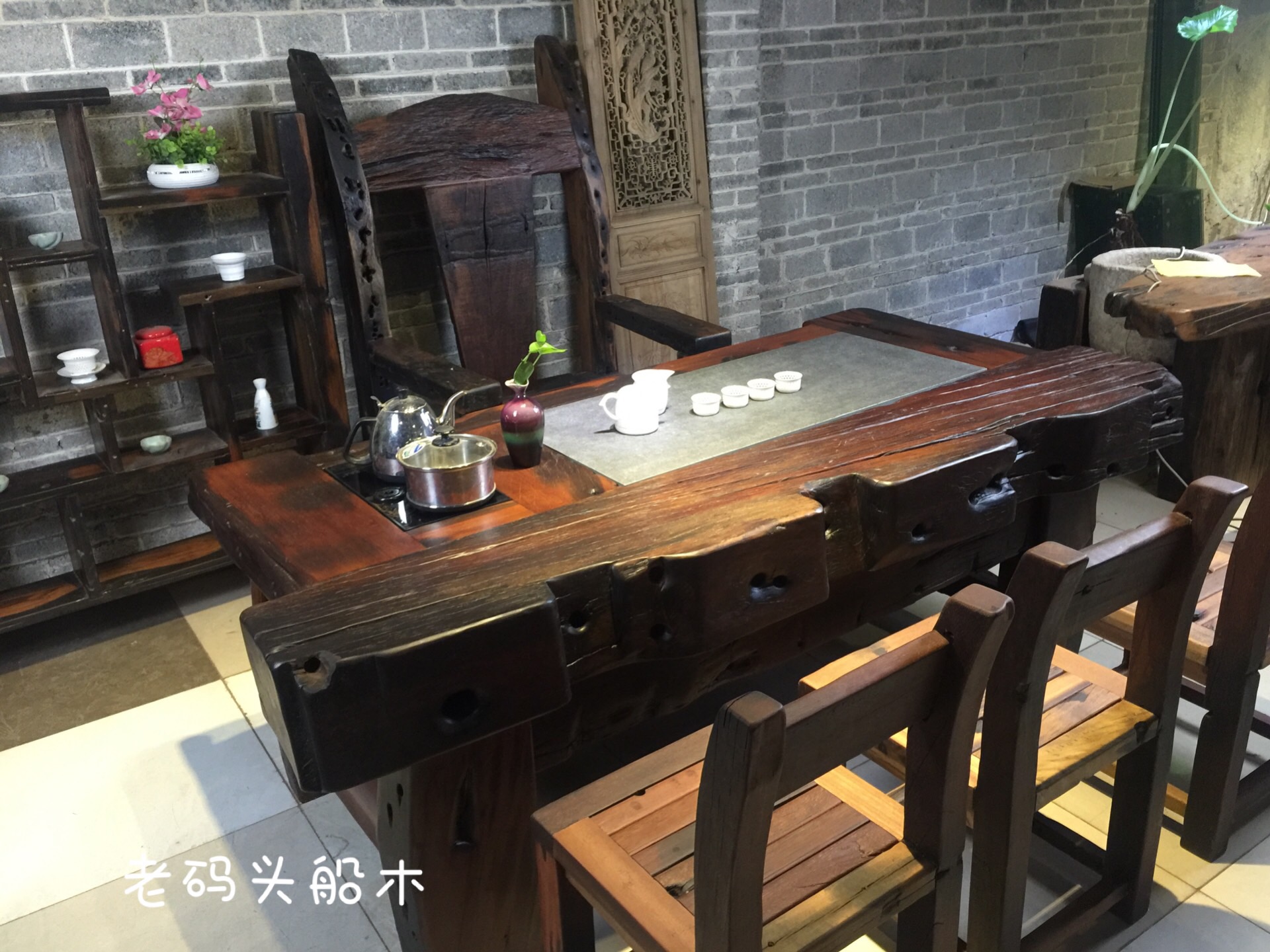 老船木茶桌放家里为什么不好看,大板茶桌和老船木茶桌哪个好看