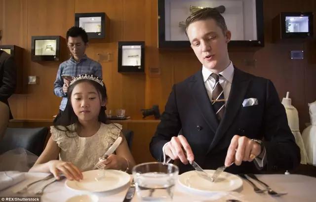 英国礼仪专家教你精致优雅发邮件,英国礼仪专家教人用刀叉