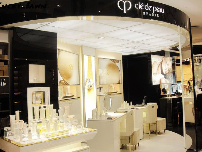 樱花妹子也要排队才能购买到的超人气化妆品专柜！