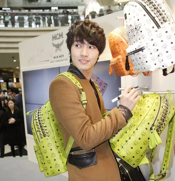 这个包包有什么魅力？一夜之间收了中韩两国明星的心