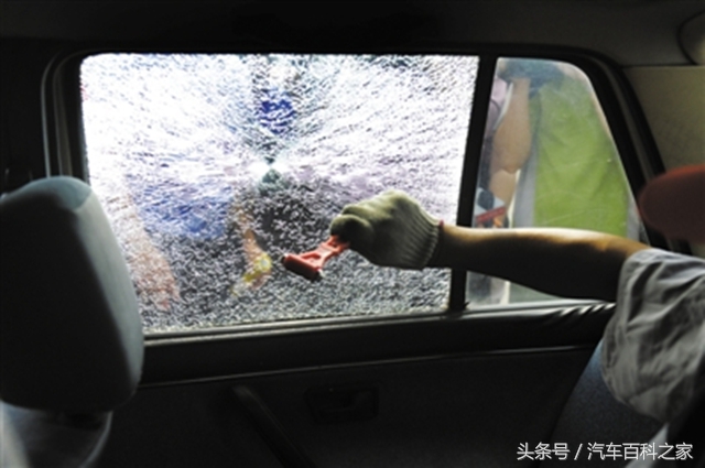 逃生锤砸车窗逃生,从车窗逃生用安全锤敲击玻璃