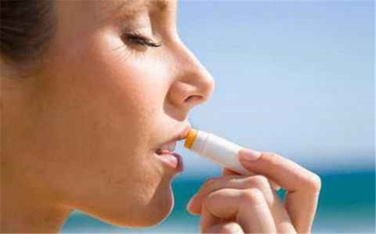 嘴唇干裂的最好处理方式是什么,嘴唇干裂一直喝水都不好