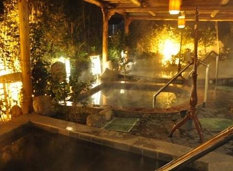 温泉旅游攻略全球六大最美温泉,泡温泉度假哪里好玩