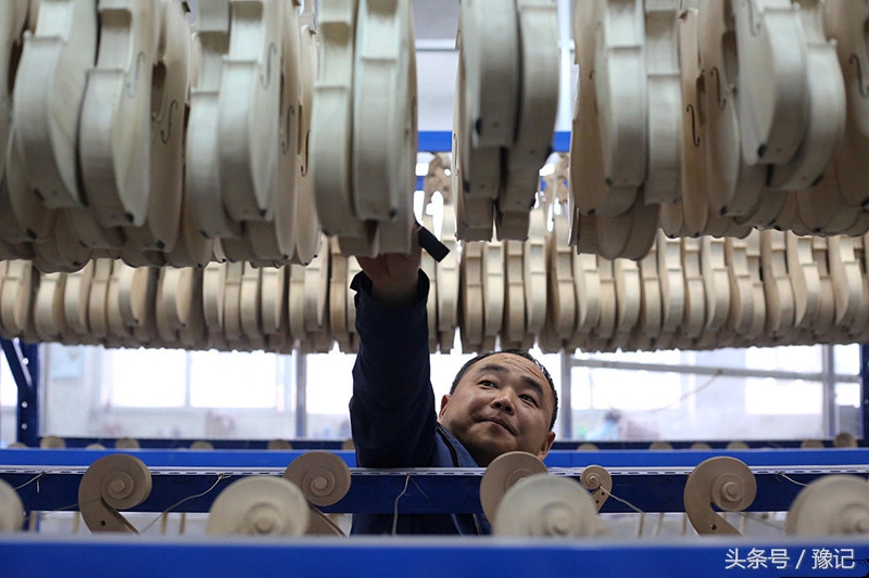 一群不识五线谱的确山农民，却造出了中国80%的中高端小提琴