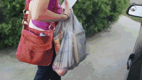 扶墙排出身上的静电,居家消除静电