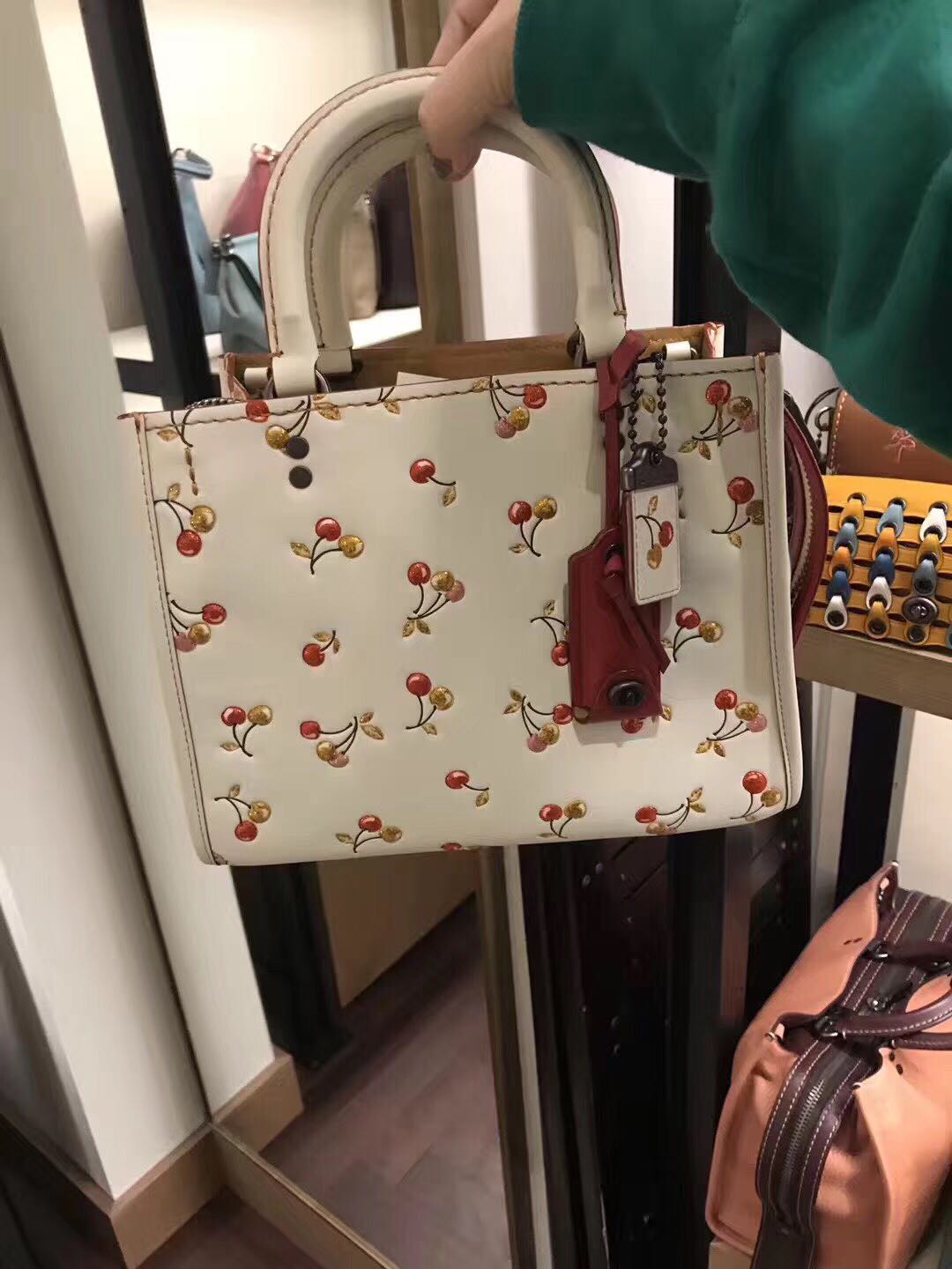 给女朋友买coach,给女孩买包包买什么牌子