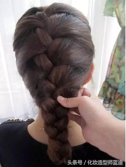 发型这样扎更是高级时尚了,气质款发型扎出去回头率百分百