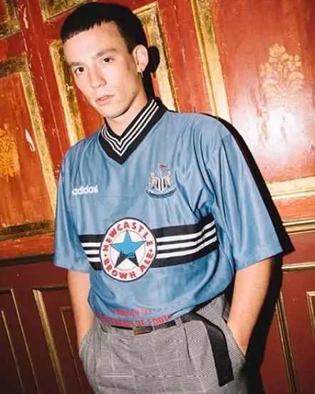 我们一不小心把这些足球队服改造成了时装周爆款……