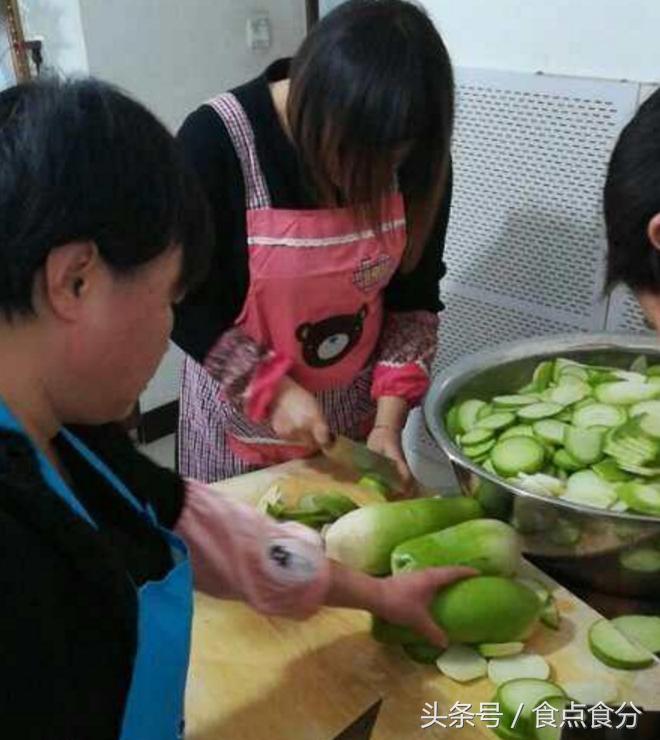 男子给环卫工人送食物,郑州小伙为环卫工送饺子