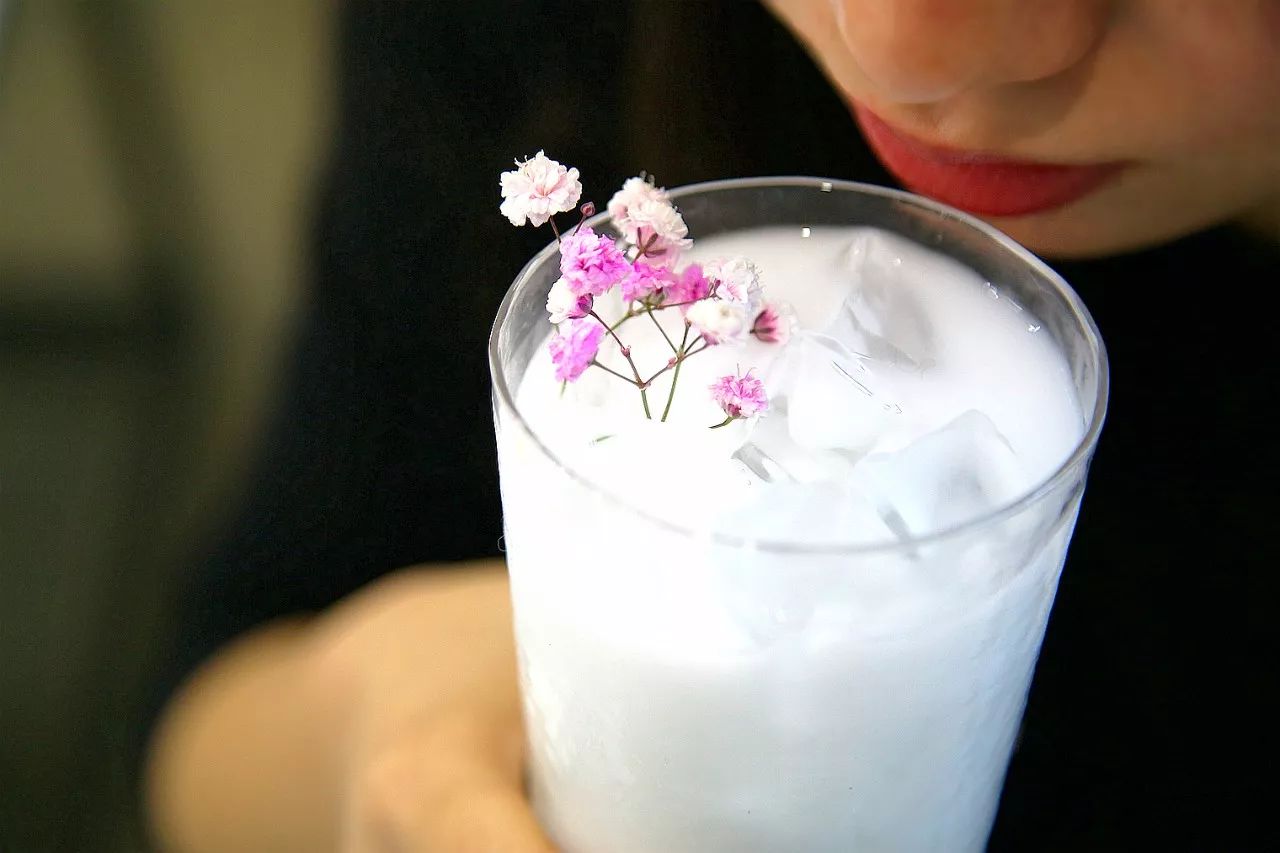 在甜品店里花样调酒？新街口这家网红店让你来了就不想走！