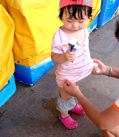 宝宝快三岁了自己还是不会大小便,宝宝快3岁了还不会自己如厕