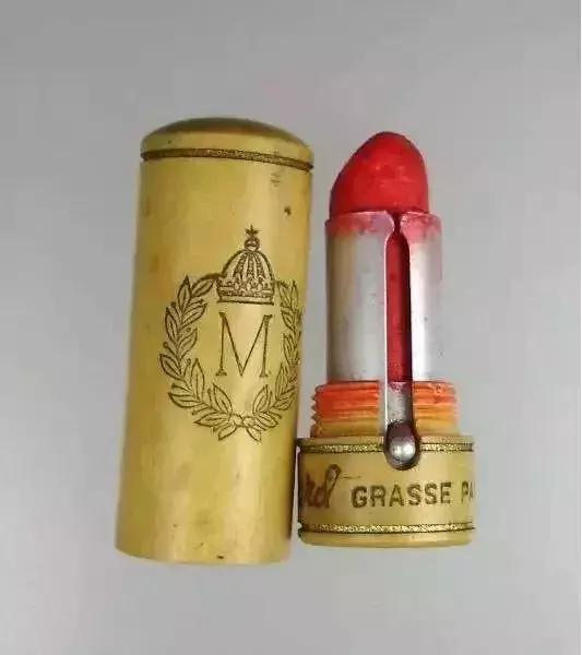 口红最初是给男性设计的吗,口红最开始选什么颜色好点