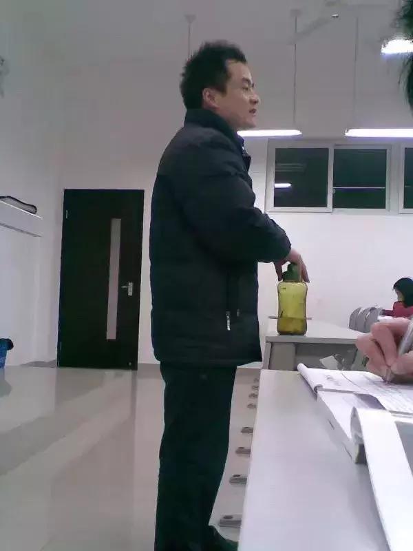 小强蜀熟：我的头像背后，有个厂牌叫饭没劲特派队