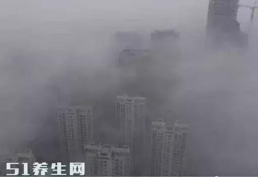 手指指甲扁平凹陷是什么原因,指甲有竖纹凹陷是什么原因