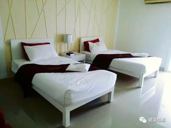 手指指甲扁平凹陷是什么原因,指甲有竖纹凹陷是什么原因