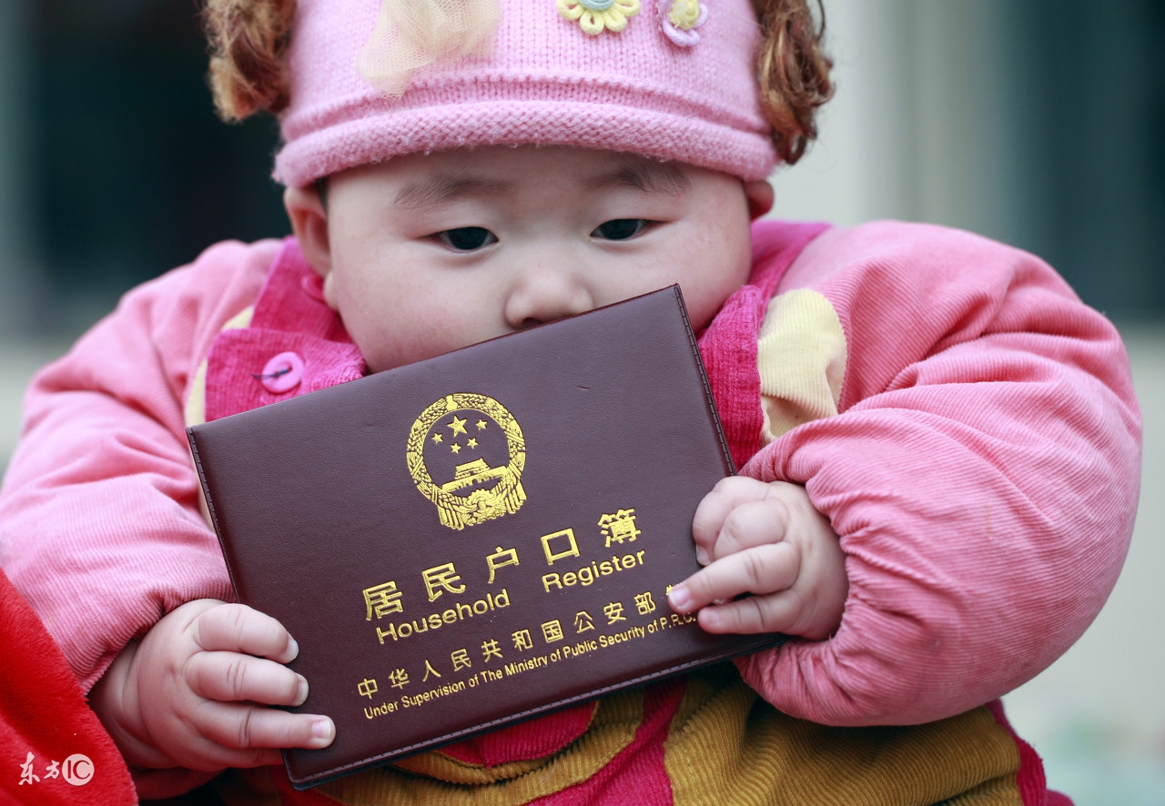 离婚后女方户口在男方家怎样迁出,离婚之后女方和孩子户口怎么处理