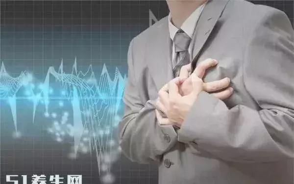 手指指甲扁平凹陷是什么原因,指甲有竖纹凹陷是什么原因