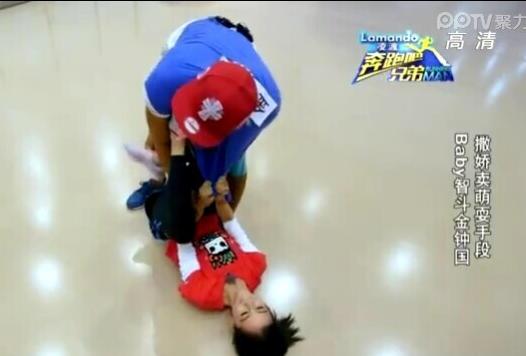 跑男baby给黄旭熙比心,跑男杨颖对着金钟国喊尹恩惠