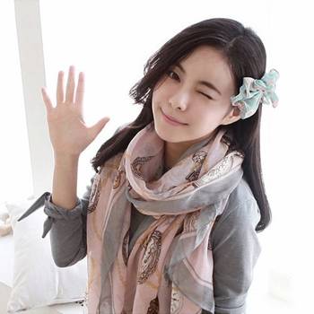 春季黑色毛衣连衣裙搭配丝巾,春季丝巾与衣服的搭配