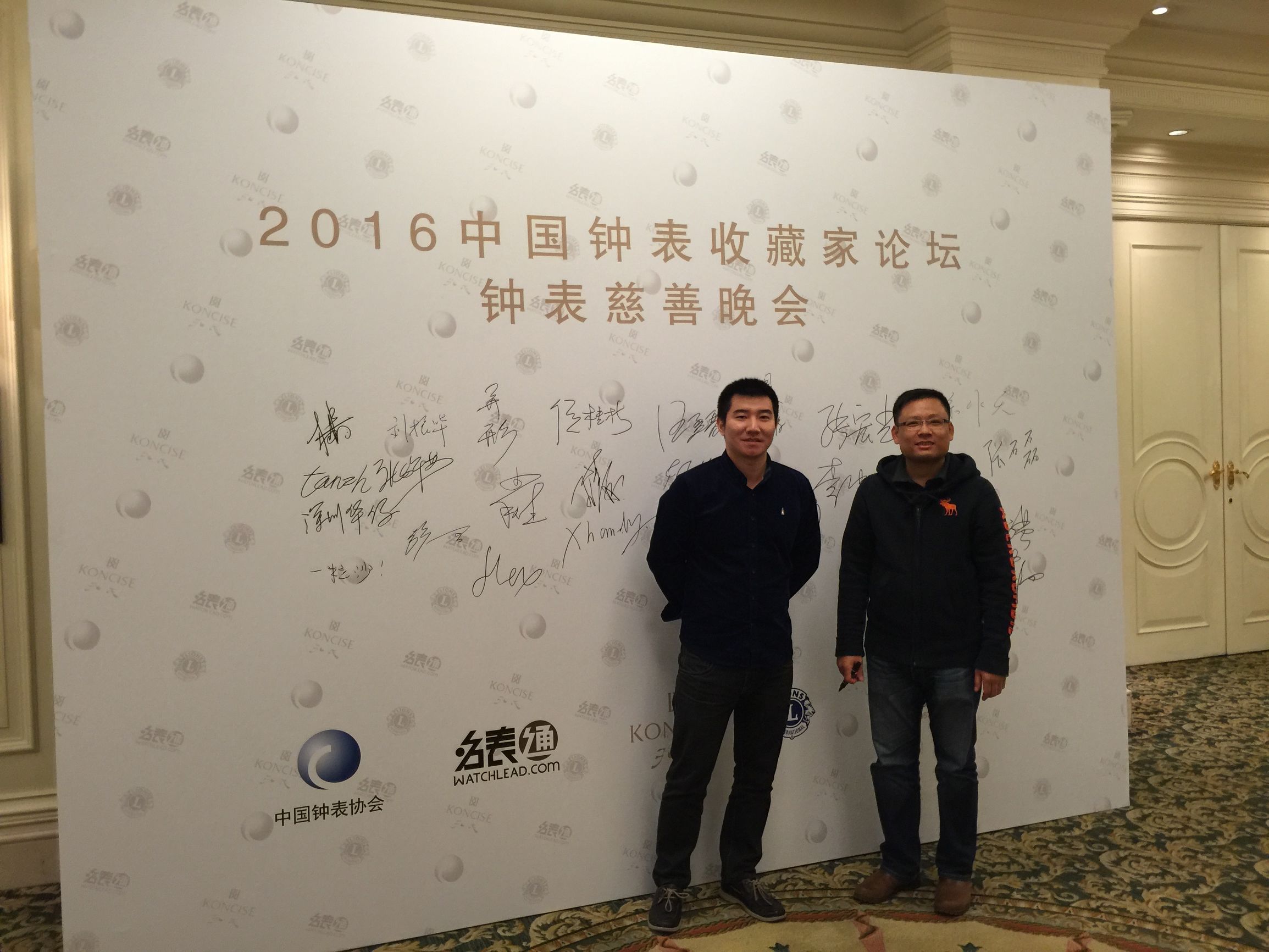 钟表收藏家展示自己的藏品,中国民间古董钟表收藏家