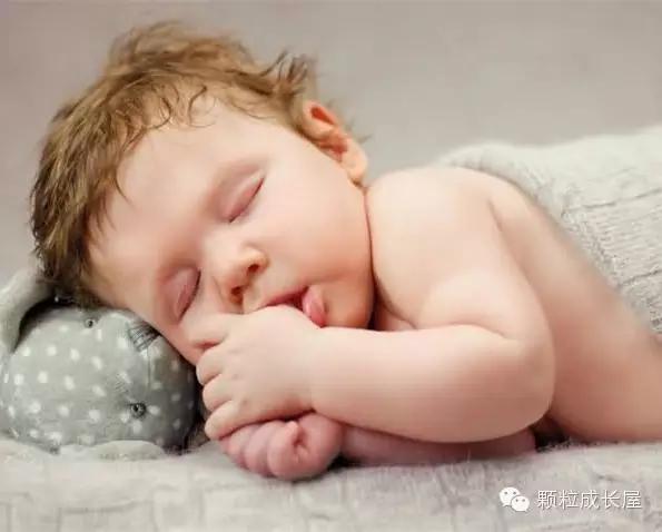 含着奶睡是不是该戒奶了,含着奶睡会不会变成龅牙
