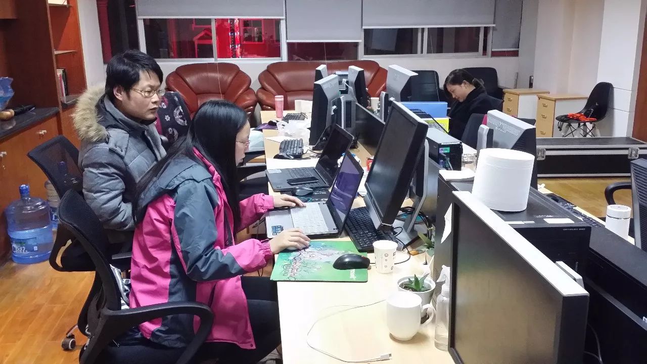 每一篇光鲜亮丽的推文背后，都有一群快秃顶的小编~