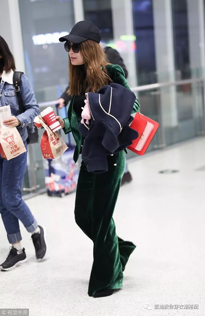 明星*服私**｜李宇春王丽坤吴昕机场*服私**，活动*服私**搭配