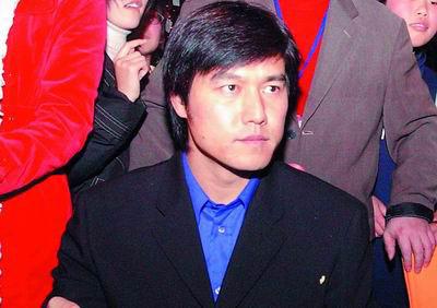 他放弃去英国踢球机会为国出战，因*球赌**入狱，曾登上国际足联专栏