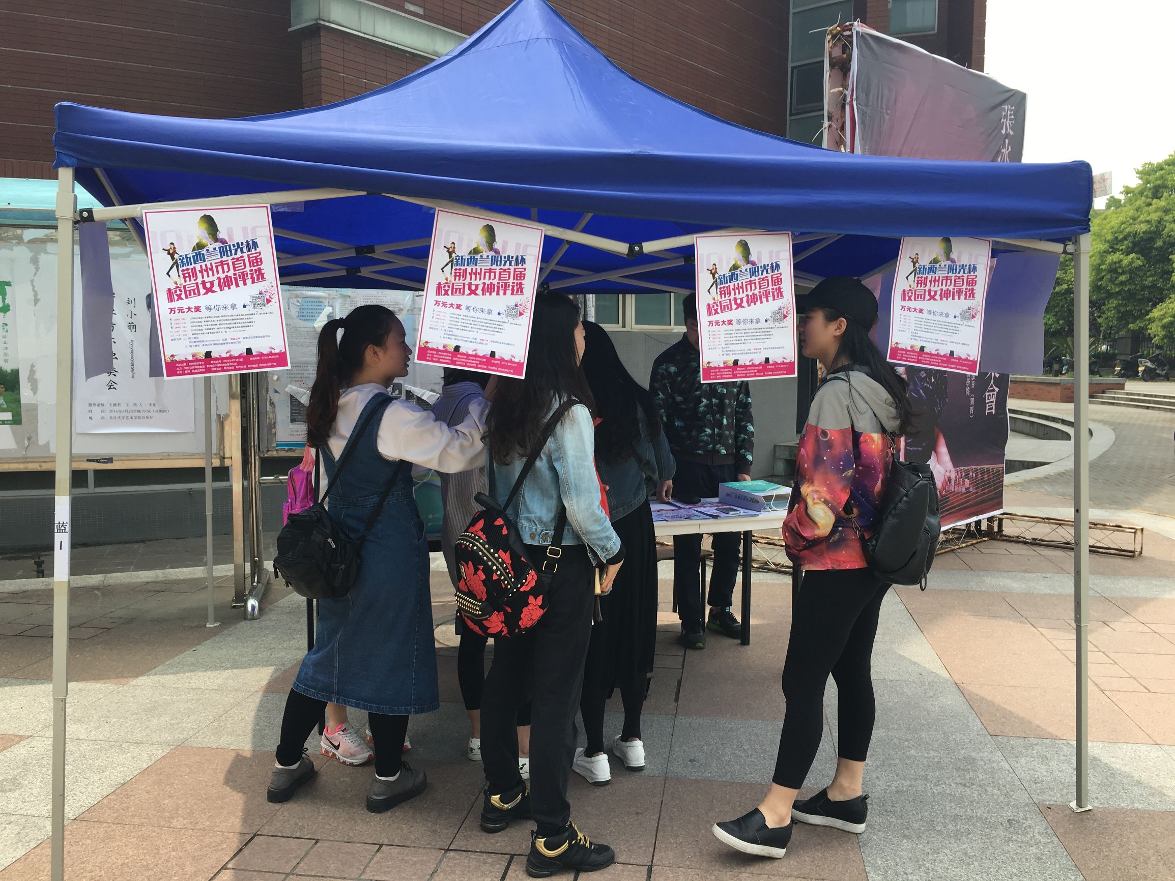 揭秘荆州首届校园女神幕后终极*b大**oss！（阴险脸）