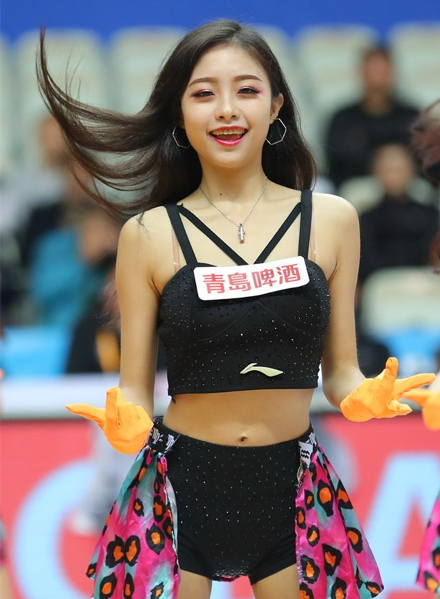 看篮球热血沸腾,看到篮球赛场认真拼搏的孩子们