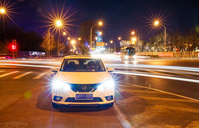 圣诞节热恋生活日记,开着轩逸陪女朋友搜集北京的圣诞树