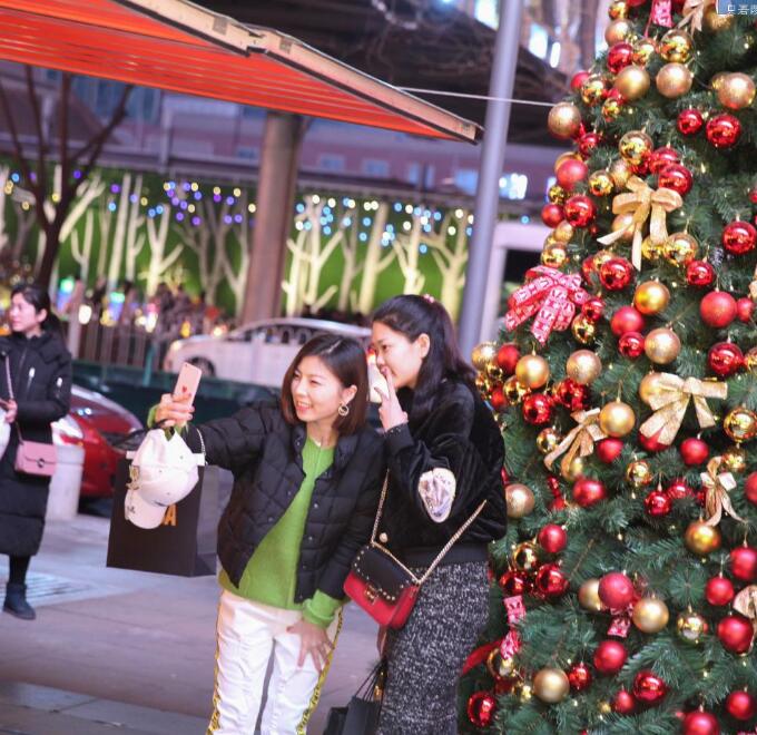 圣诞节热恋生活日记,开着轩逸陪女朋友搜集北京的圣诞树