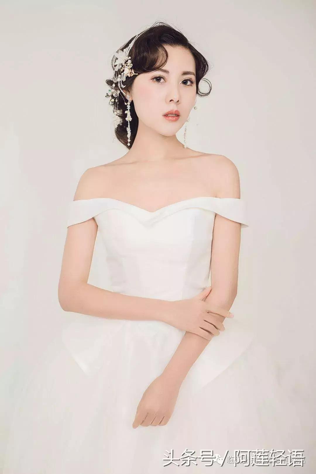 临沂这家店订购婚纱礼就赠送婚礼跟妆！还有定制充电宝赠送哦