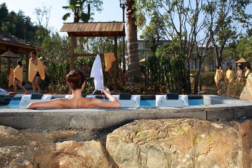 三里畈温泉度假村有什么好玩的,三里畈温泉度假村夜景