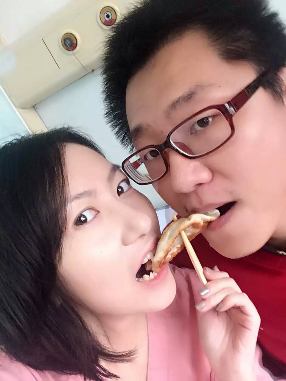 在爱人臂弯先行，窗外小雨滴滴答答，最后的日子也能如此精彩