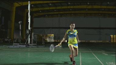 如何打出高远球,羽毛球反手高远球手指发力细节