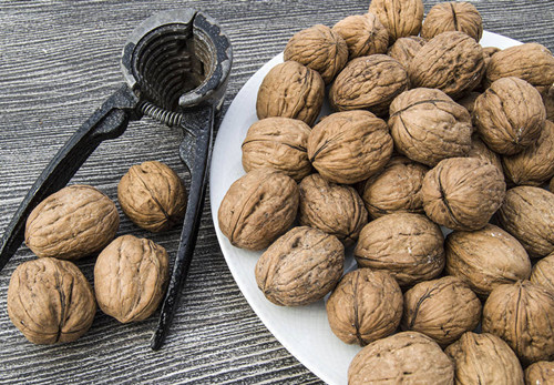 怀孕初期吃每日坚果胎儿吸收多少,孕妇吃什么坚果好对胎儿最好